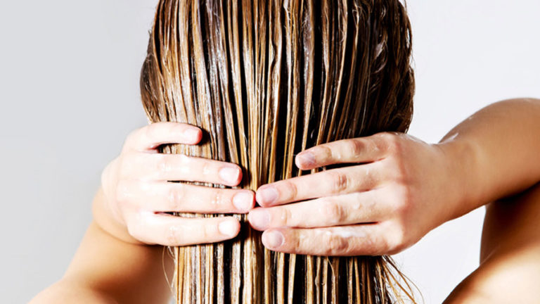 Nakładanie maski do włosów