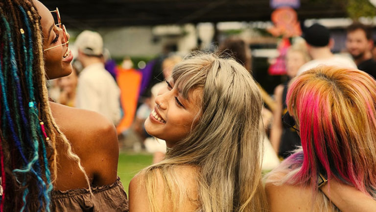 Dziewczyny fryzury festiwal rockowy