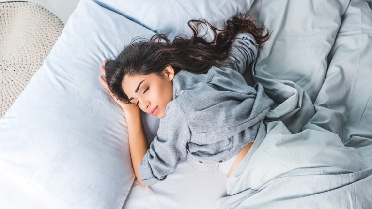 jak dbać o włosy noca, jak dbać o wlosy w nocy, jak wiązać włosy na noc