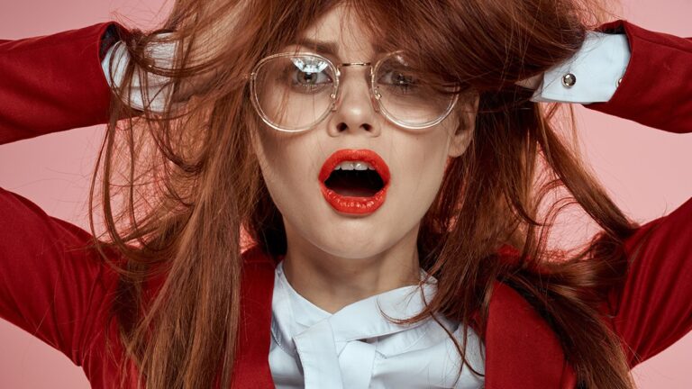 elektryzowanie włosów, elektryzujące się włosy, przyczyny elektryzowania włosów, sposób na elektryzujące się włosy