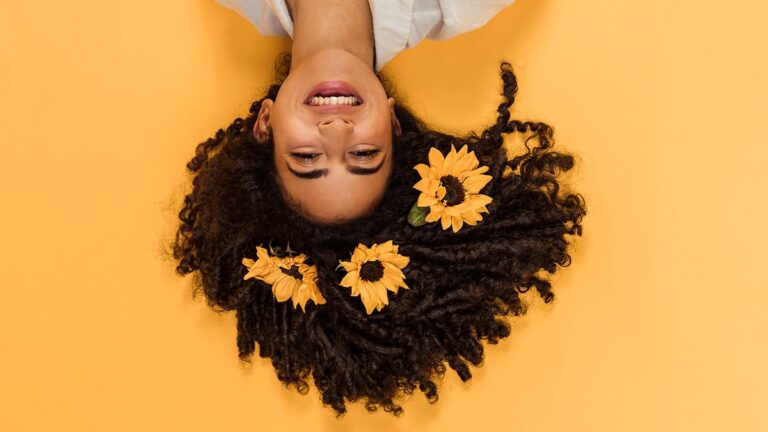 pomysły na fryzury z kręconych włosów