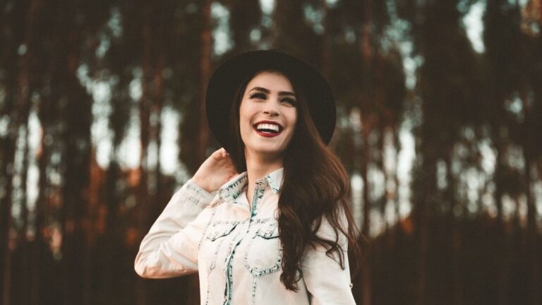 wypadanie włosów na wiosnę, wiosenne przesilenie, sezonowe łysienie, sezonowe wypadanie włosów, wzmocnienie włosów na wiosnę