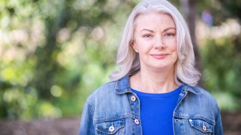 siwe włosy, siwa kobieta, włosy siwe, szare włosy, naturalne siwe włosy, dojrzałe włosy