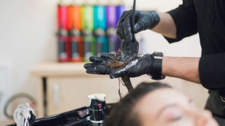 farbowanie włosów w domu, farbowanie włosów w salonie fryzjerskim, pędzelki do farbowania włosów