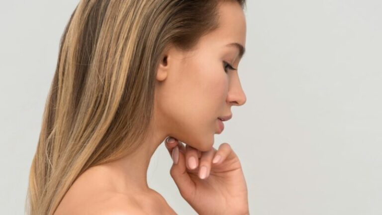 blondynka z profilu bez makijażu