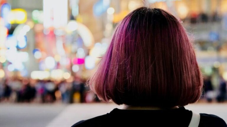 kobieta w bordowych włosach we fryzurze bob