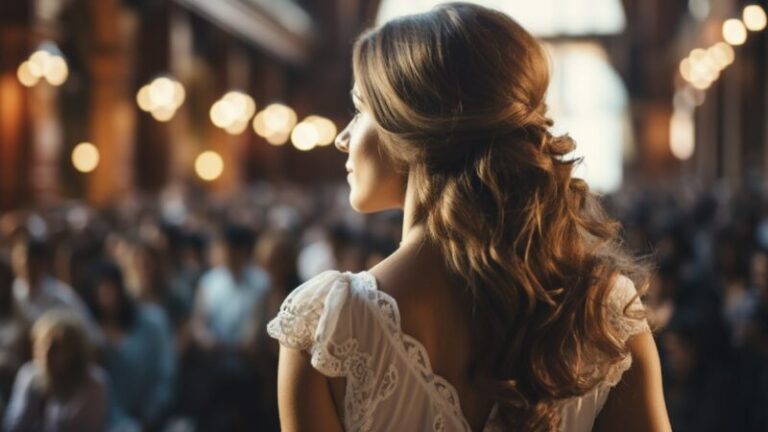 panna młoda z tyłu patrzy na gości weselnych