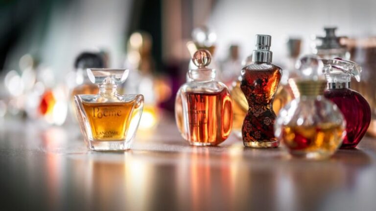 zbliżenie na różne flakony perfum