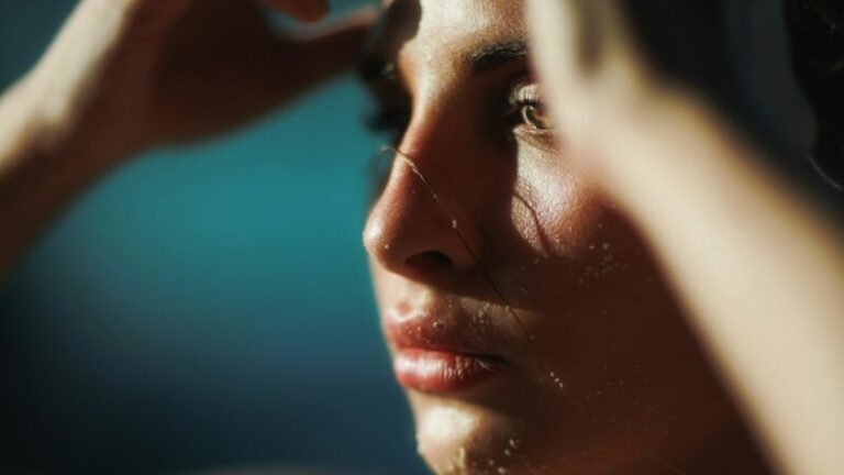 kobieta trzymająca ręce na skroniach