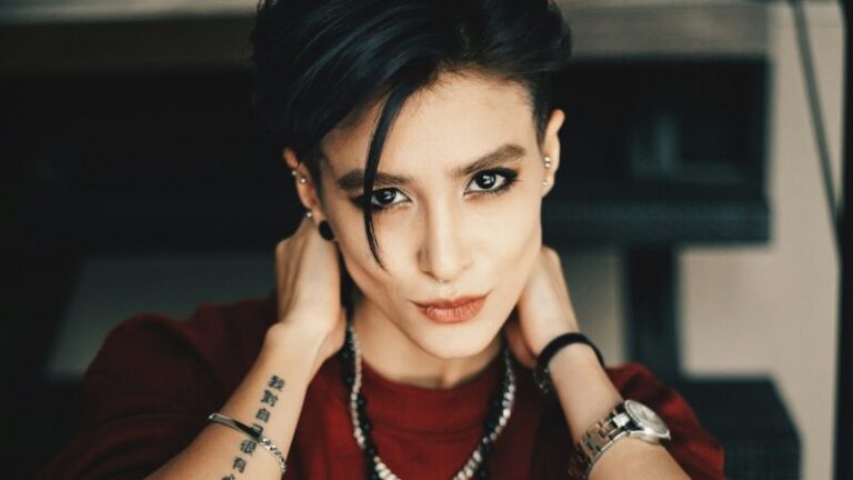 kobieta w krótkich włosach