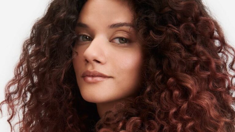 brunetka w długich kręconych włosach