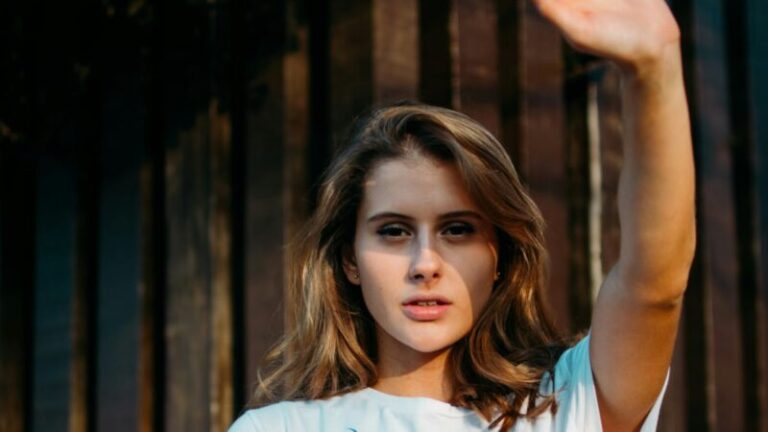 kobieta zasłaniająca się przed słońcem