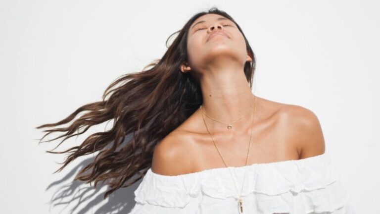 brunetka w rozwianych włosach