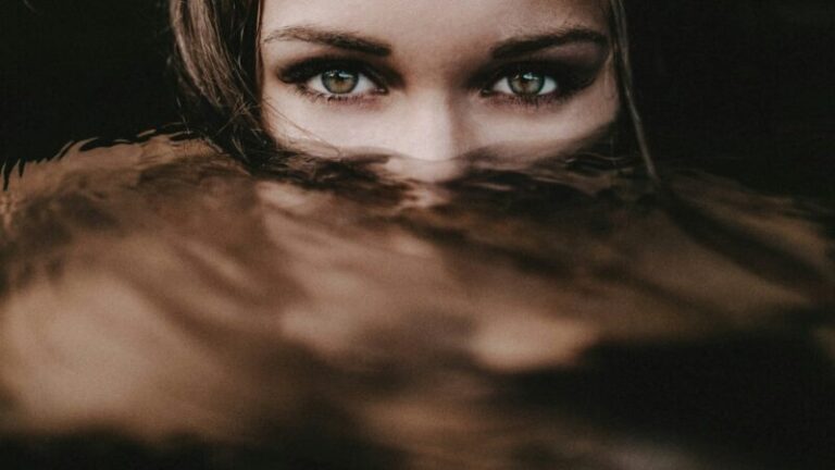 kobieta zanurzona w wodzie