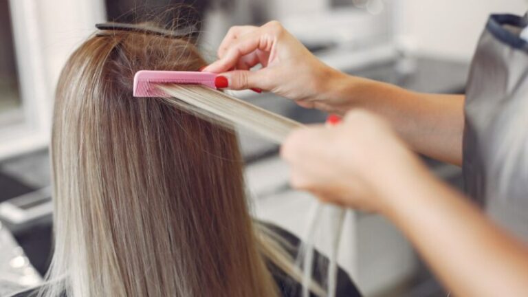 kobieta w trakcie robienia pasemek na włosach