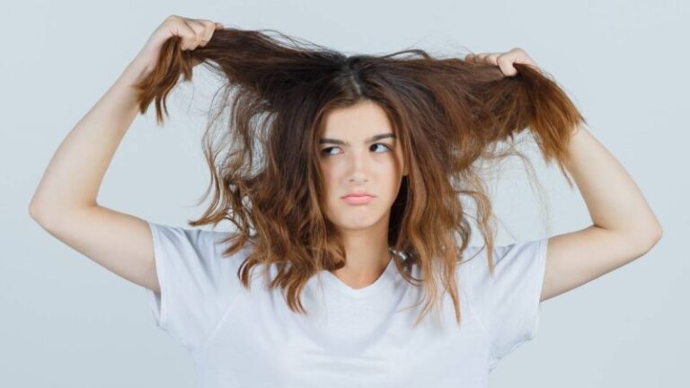 kobieta zła na stan swoich włosów