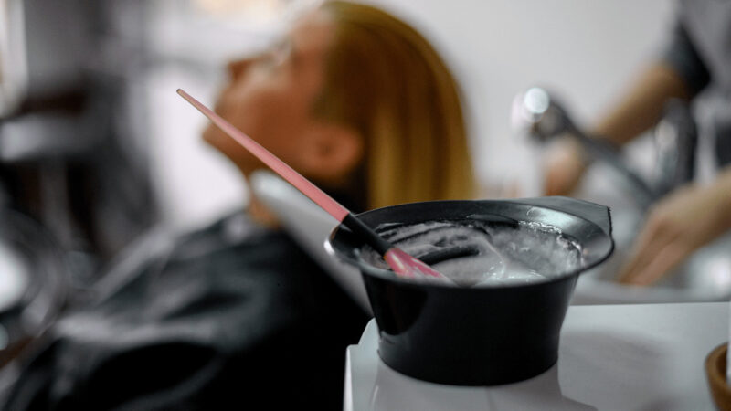 Miska z farbą do włosów w salonie fryzjerskim