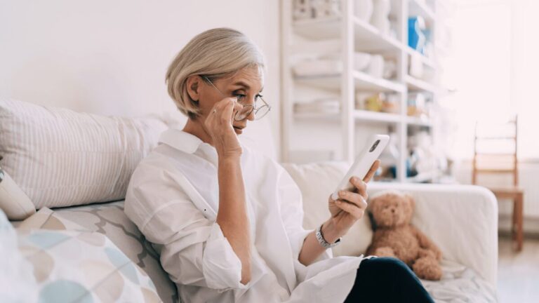 Kobieta czytająca tekst w telefonie