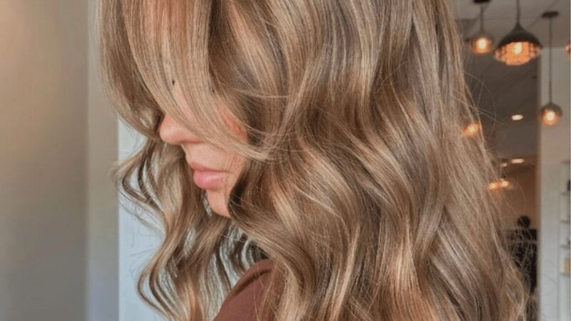 Włosy w kolorze brązowym z blond refleksami