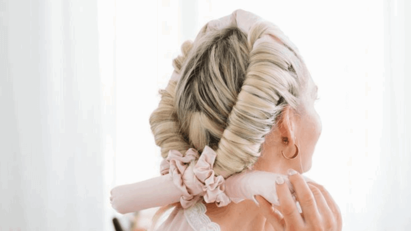 Włosy zakręcone na specjalny wałek do robienia loków bez użycia ciepła