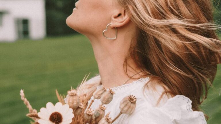 Dziewczyna z rozwianymi blond włosami