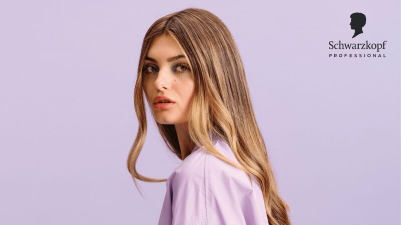 Modelka z długimi blond włosami