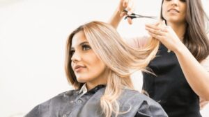 Kobieta u fryzjera: ścinanie włosów