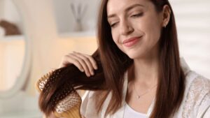 Dziewczyna rozczesująca włosy - najlepsze szczotki do włosów 2025