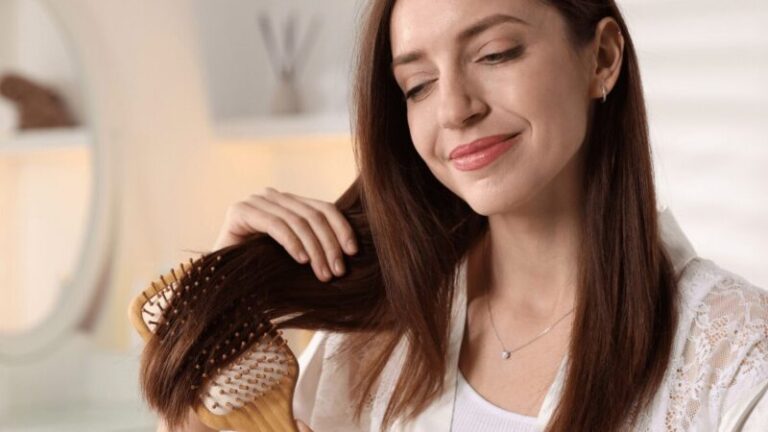 Dziewczyna rozczesująca włosy - najlepsze szczotki do włosów 2025