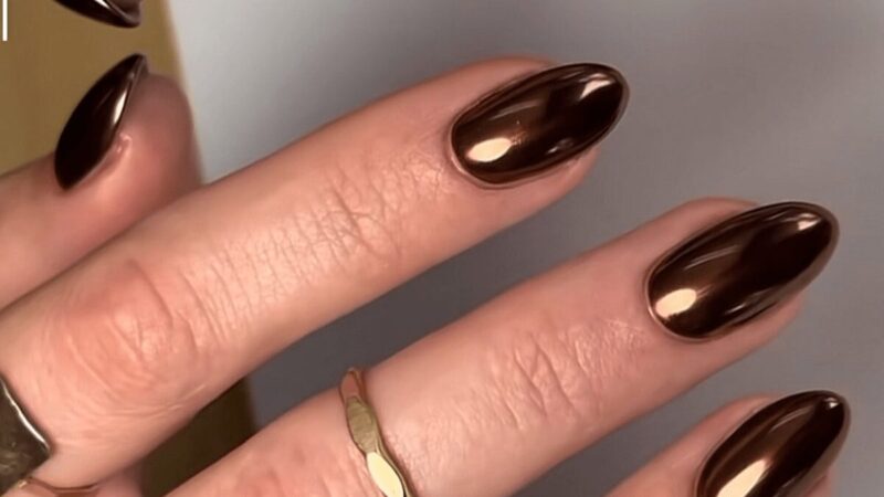 Paznokcie na święta i sylwestra z efektem lusta