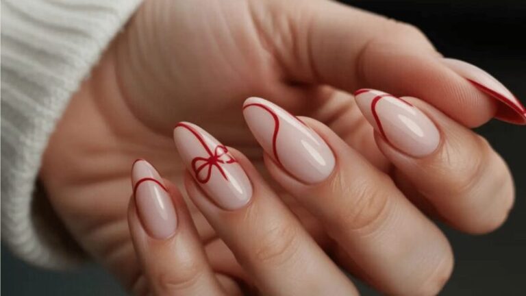 Paznokcie na Święta - mleczna baza i motyw kokardki