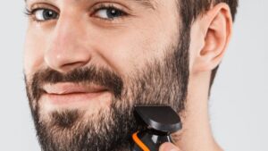 Mężczyzna golący brodę