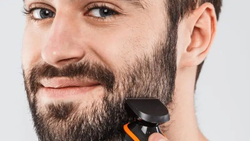 Mężczyzna golący brodę