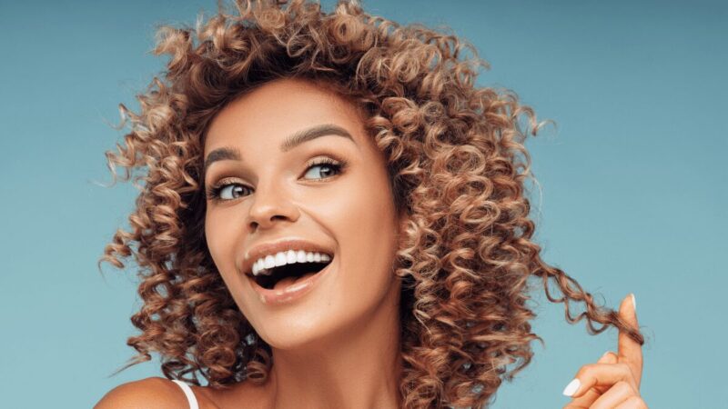 Dziewczyna z kręconymi włosami