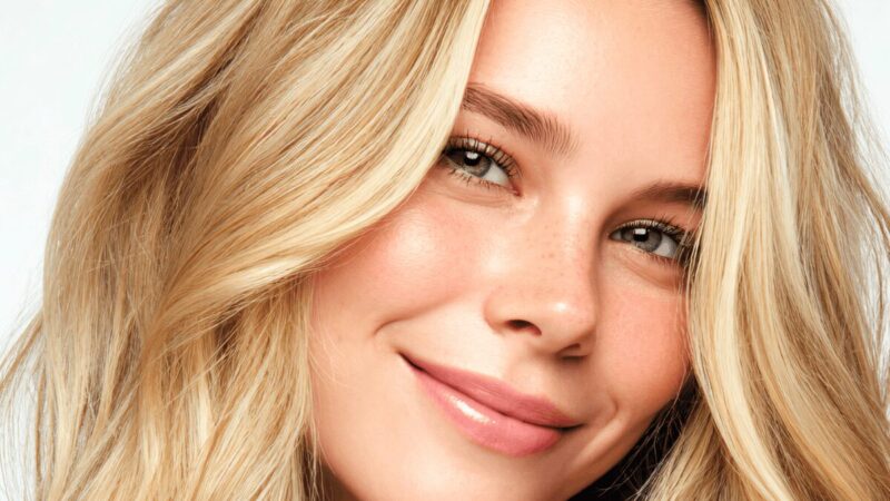 Dziewczyna w włosach blond