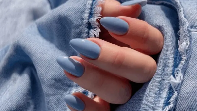 Paznokcie w niebieskim odcieniu