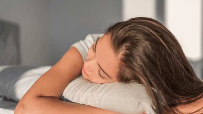 Dziewczyna, która trzyma głowę na poduszce