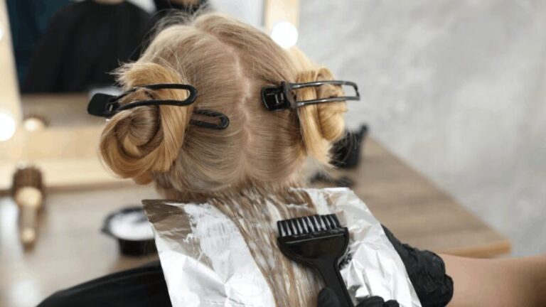 Farbowanie włosów - kobieta z farbą do włosów