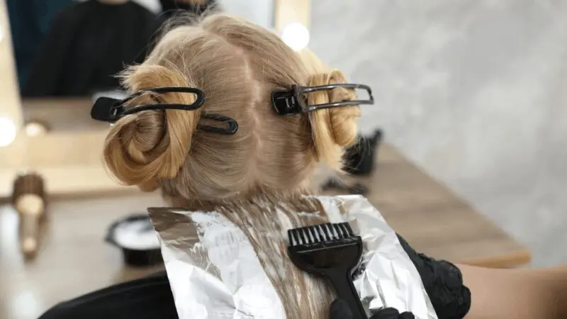 Farbowanie włosów - kobieta z farbą do włosów