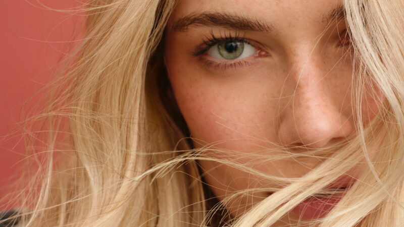 Kobieta z blond włosami
