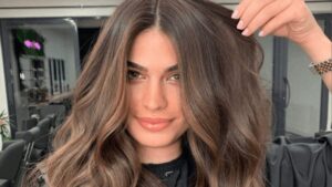 Dziewczyna z brązowymi włosami