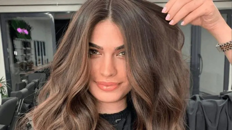 Dziewczyna z brązowymi włosami