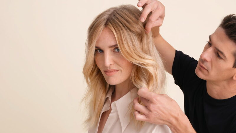 Układanie blond włosów