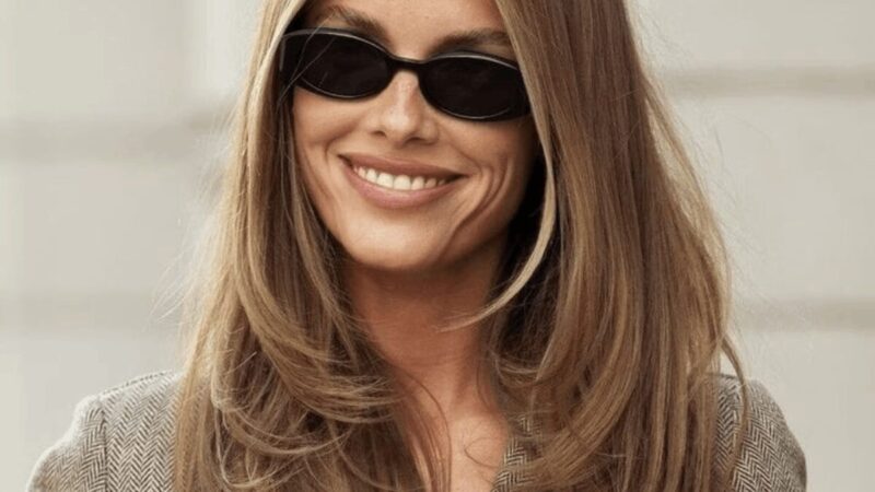 Fryzury z lat 90 wracają do gry: blowout, warstwowe cięcia i pixie cut będą hitami