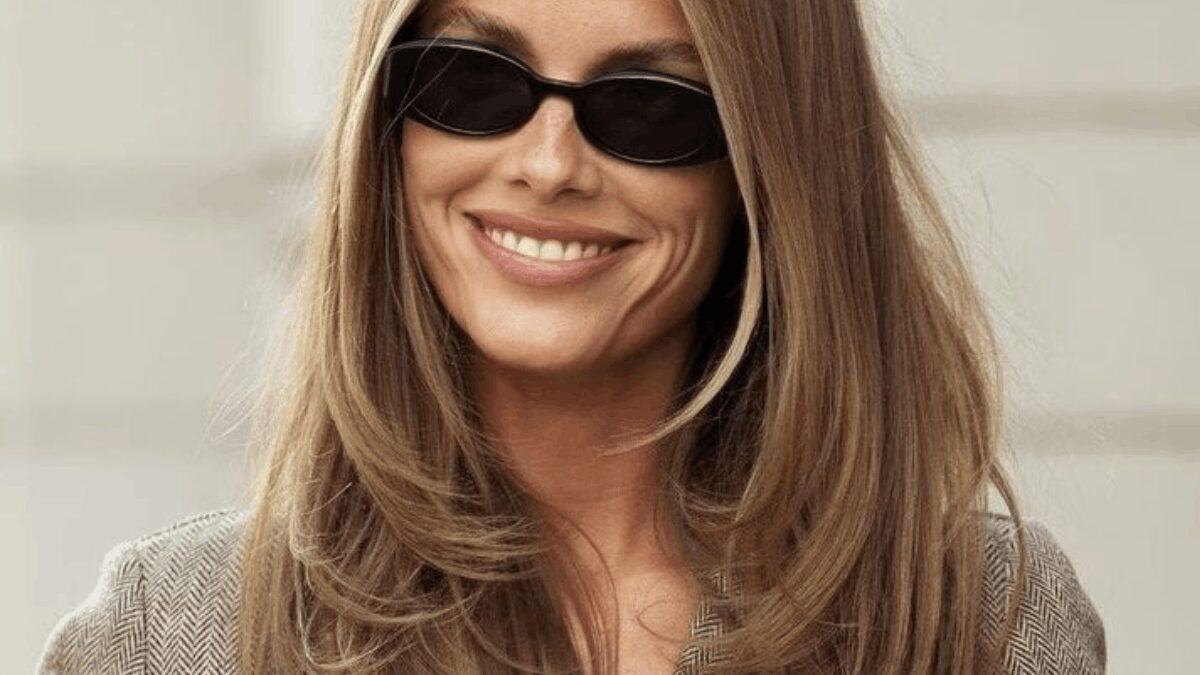 Fryzury z lat 90 wracają do gry: blowout, warstwowe cięcia i pixie cut będą hitami