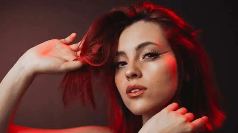 Krótkie włosy - kobieta z krótkimi włosami