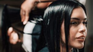 Dziewczyna u fryzjera, ścinanie włosów