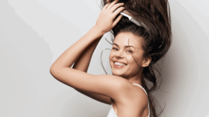 Uśmiechnięta dziewczyna z długimi włosami