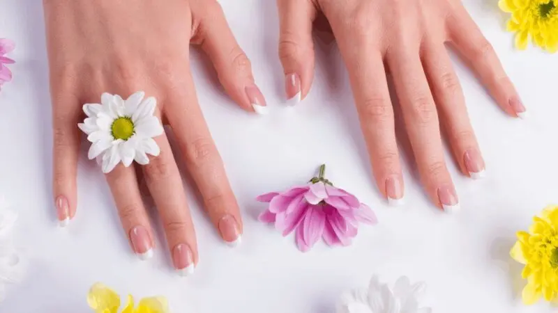 Paznokcie wśród kwiatów