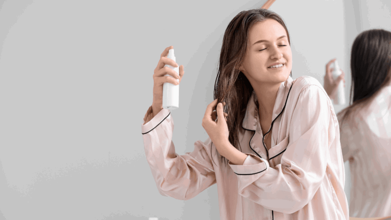 Spray teksturyzujący – co robi z włosami? Poznaj TOP 7 produktów